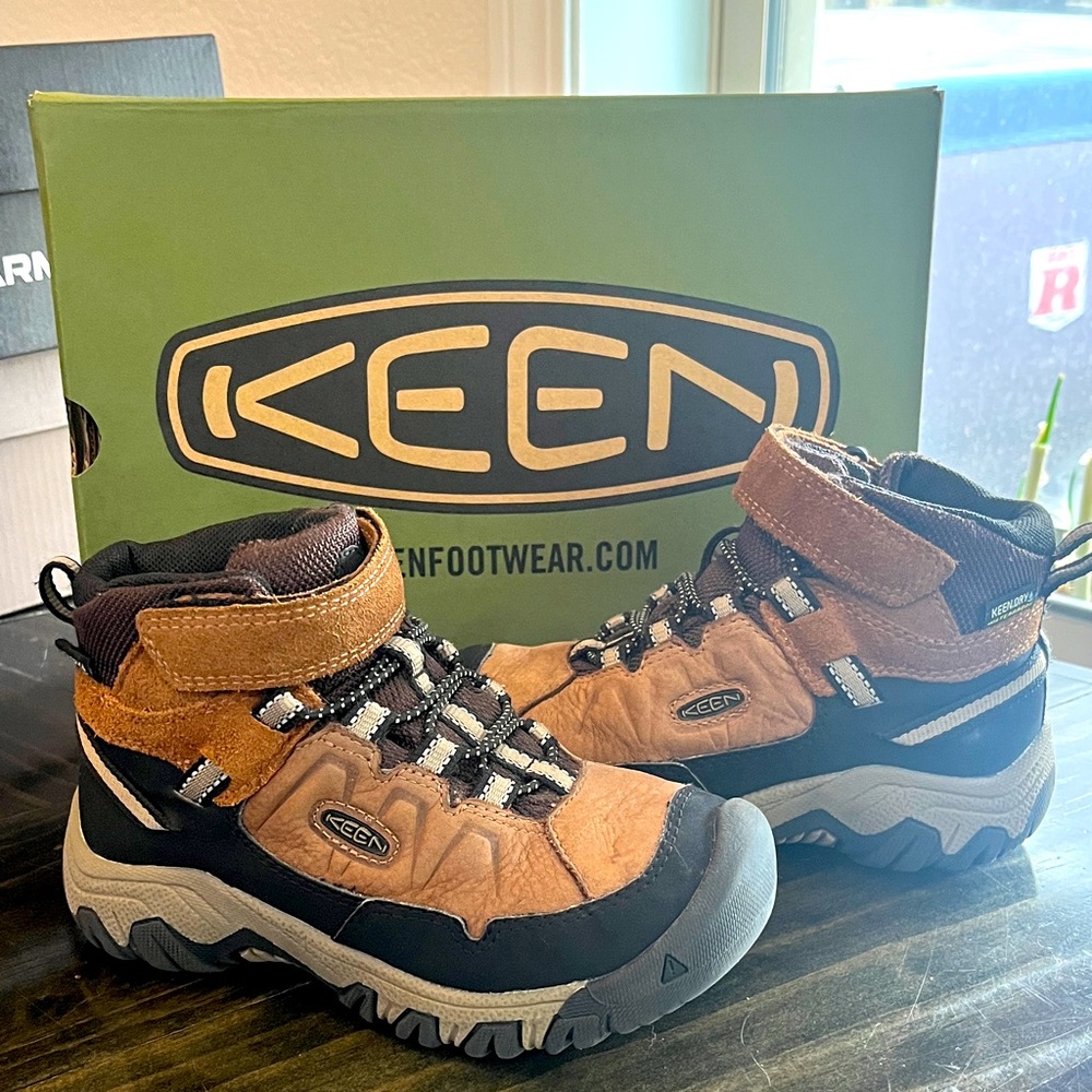 KEEN Kids' Size 11 Waterproof boots.